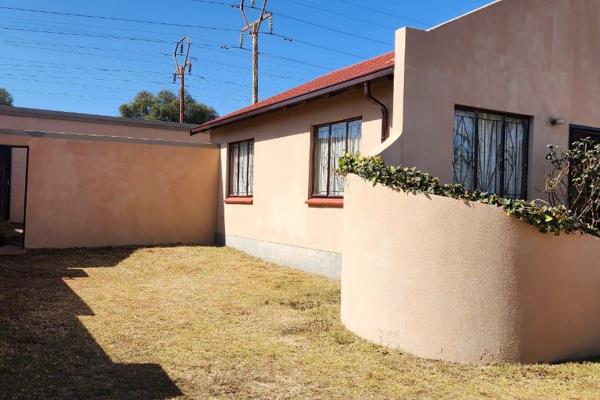 Property for sale in Tembisa 

This property offers:

2 bedrooms with built-ins

One full bathroom 

Lounge

Fitted kitchen ...