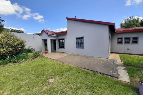 This gorgeous property consists of the following:

4 Bedrooms (main en-suite with walk-in closet and aircon) (built in cupboards)
2 ...