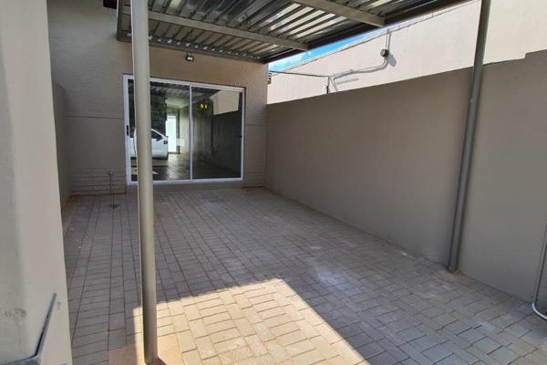 Bachelor flat to rent for a single, professional person.
Open plan area with kitchenette and bathroom.
Braai area
Undercover parking ...