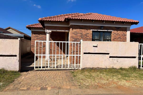 This is a lovely face-brick house with 3 bedrooms, 2 bathrooms (1-en suite), dining room and a tv room and a brand new kitchen.

It ...