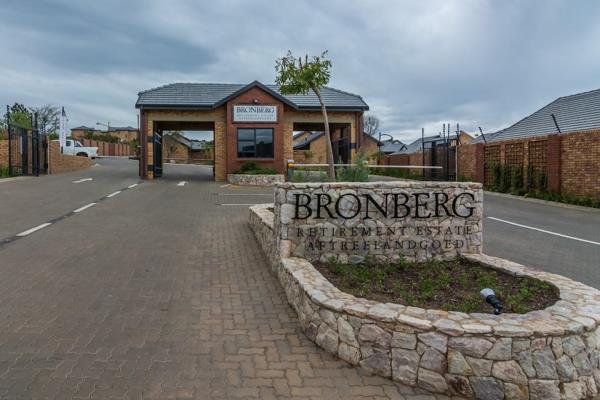 Located in the sought-after Bronbergpark Retirement Estate, this spacious 3-bedroom simplex is perfect for those over 50 seeking ...