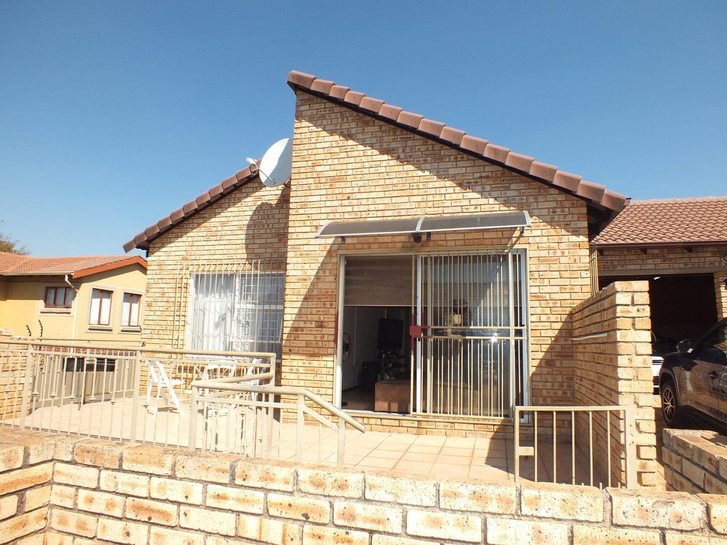 Townhouses to rent in Roodepoort : Roodepoort Property : Property24.com ...