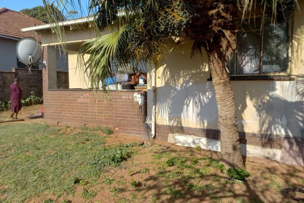 In this sought after suburb, you will find this spacious 2 bedroom house. It boasts a very big lounge which can accommodate a big ...