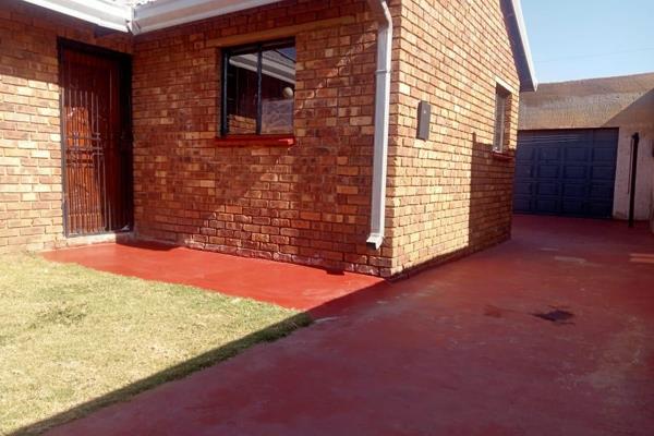 Lovely Newly Renovated Family House
3 Bedrooms with BIC
2 Bathrooms one with a lovely corner bath
Large Dining and Lounge Area
New ...