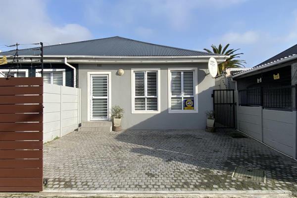 On show friday (20/09/24) from 11am - 11:30am. Attendance must be confirmed prior to the viewing time!

This stylishly renovated house ...