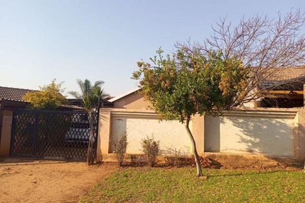 Charming Freehold 2-Bedroom House for Sale in Gem Valley Ext 1 for R690,000

DESCRIPTION:
This delightful freehold house is available ...