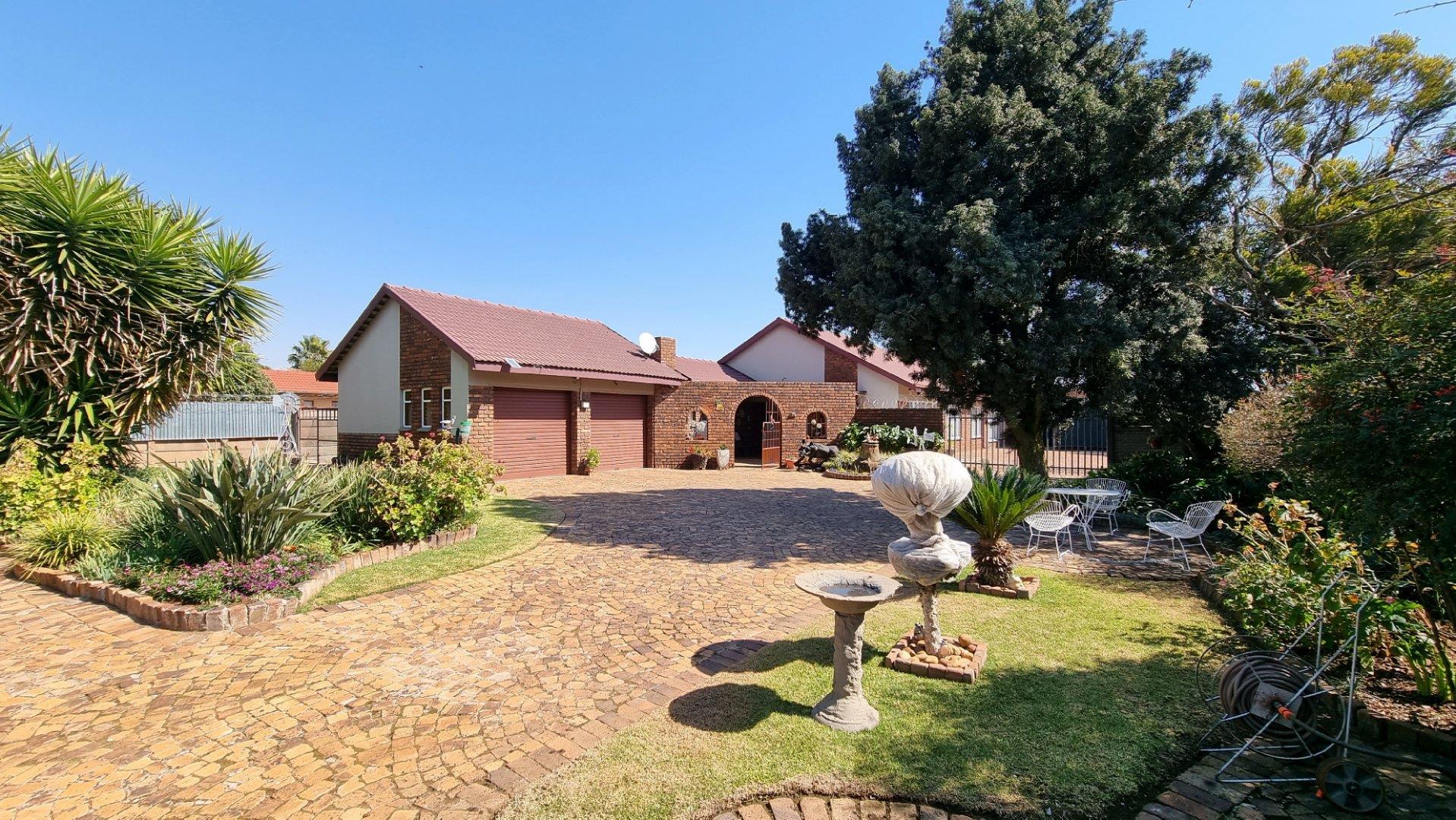 4 Bedroom House for sale in Kanonkop - P24-113057733