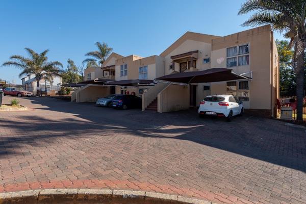 Situated in the heart of Meredale, Johannesburg South, in the safe and secure complex of Palm Springs, is this lovely unit boasting a ...