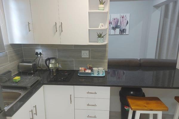 We offer you a beautiful FULLY FURNISHED apartment in Vincent close to the new OK.
Fully walled
One-bedroom
Kitchen
Bathroom
Braai ...