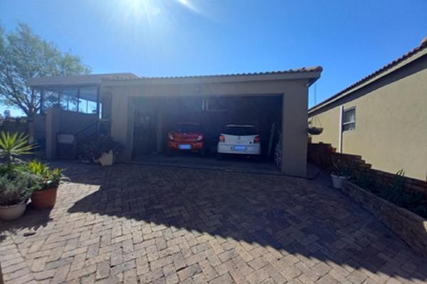 This Town house situated in a secure complex at Bronkhorstspruit bay and is offering a spacious Lounge set in an open plan with the ...