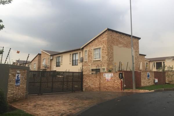 3-bedroom townhouse for rent in Wilgeheuwel, Rockway Glen Complex. Spacious Main Bedroom ...