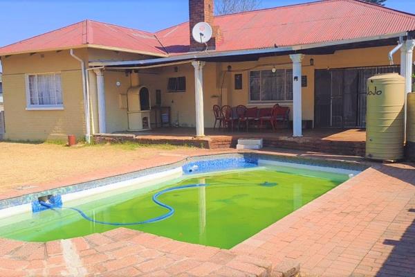 Nestled in the charming neighborhood of Daggafontein, this exquisite house offers a haven of comfort and elegance on a sprawling 1755 ...