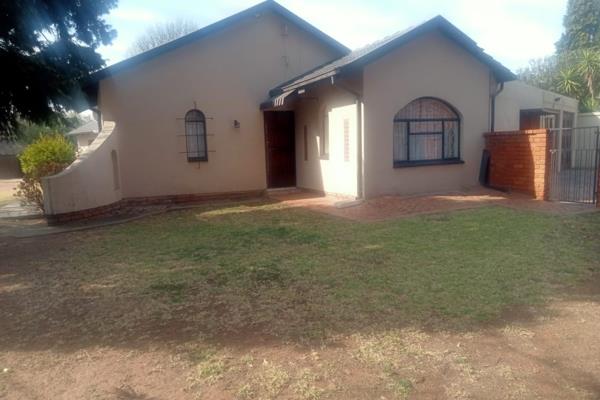 Lovely Family home in Brakpan/Anzac
New on the Market

3 Large Bedrooms with BIC 
2 Bathrooms, one is a On-suit 
Lounge and Dining ...