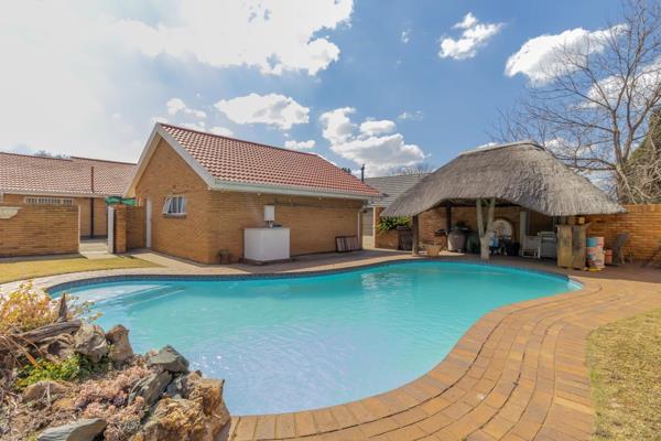 Exquisite 3-Bedroom House with Thatch Lapa and Pool in Strubenvale,

Discover the epitome of luxury living in the heart of ...