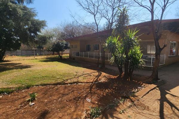 This 3 morgan farm in Raslouw has 4 living areas and ample space outside for farming or development.  
Perfect for storage or work ...