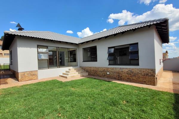 New house!
Beautiful new modern house
Open plan kitchen diningroom livingroom
Undercover patio with built-in braai
Three bedrooms ...