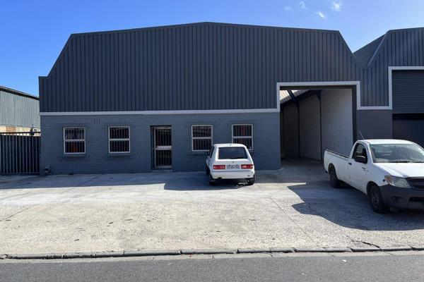 This warehouse has just become available in Spin street, in the very popular node of Parow Industria. This spacious warehouse unit offers a versatile and dynamic space to accommodate a wide range of industrial operations. The ...