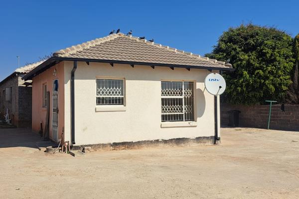 Rent: R 5200.
Deposit: R 5200.
Admin fee: R 1000
key deposit: R600

Available ...