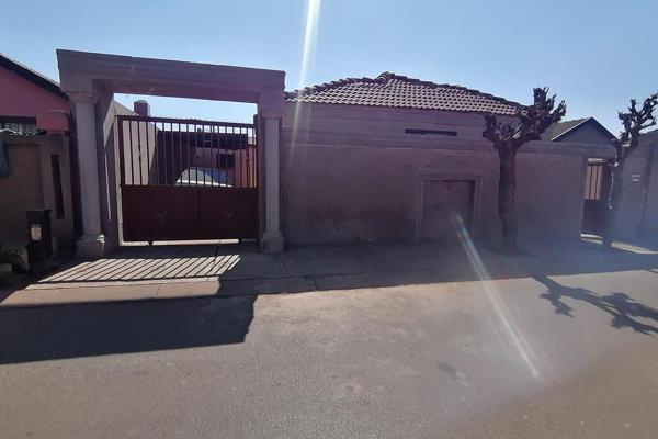 Spacious 3- Bedroom &amp; 1-Bathroom house with carport for &amp; 2 backroom with toilet generating R3000 per month sale. 
The house ...