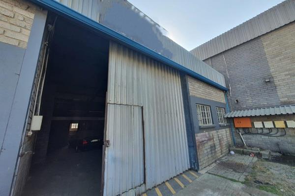 Workshop in well known industrial part and close to main road
Space includes small office at back
Kitchen area 
2 Bathrooms ...