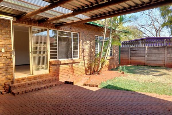 Very neat and cozy house in Annlin
 Face brick house 
3 Bedrooms 
1 Bathroom only shower 
Open plan lounge, dining room ...