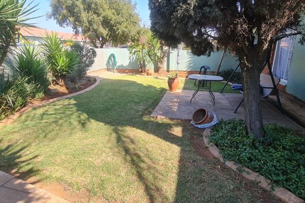 Lovely lock and go simplex situated in Parkrand, Boksburg.

This simplex consists of 3 bedrooms and 1 bathroom.

The lounge and the ...