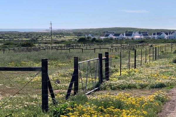 This 2.8 hectare smallholding in Jacobsbaai on the West Coast presents an opportunity for investors with a vision. This ...