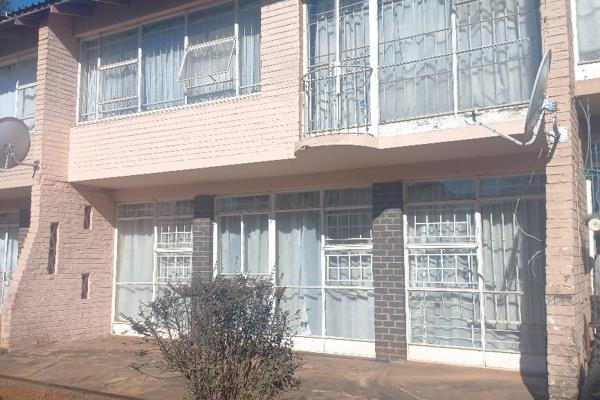 Neat 2 bedroom, double storey flat consists of a lounge with a fire place, , diningroom, guest toilet, kitchen and upstairs, 2 bedrooms ...