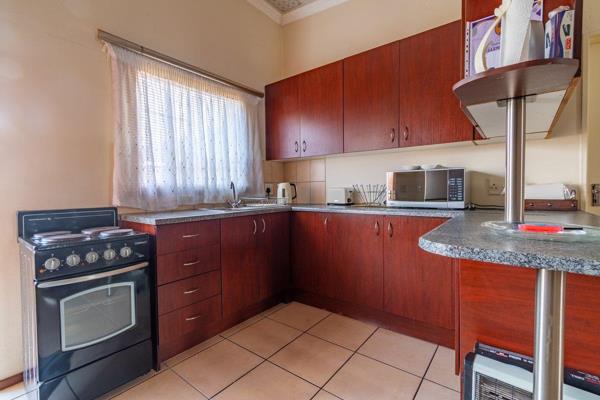 Upstairs unit priced to sell.

2  Bedrooms, 1 bathroom and an open plan kitchen and lounge. 
The complex is pet friendly and has a ...