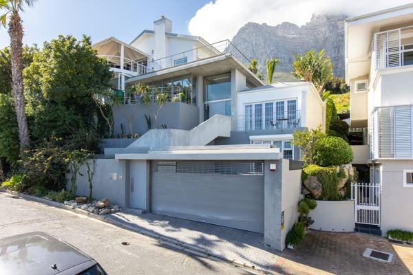 This freestanding, split-level home in Camps Bay is perfect for the extended family who love to entertain or as an income generating ...