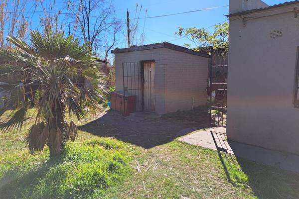 14 Room house- R15 000pm rental income. 

Space for more rooms, 1 bathroom, 1 toilet outside and a shower.

Good business ...