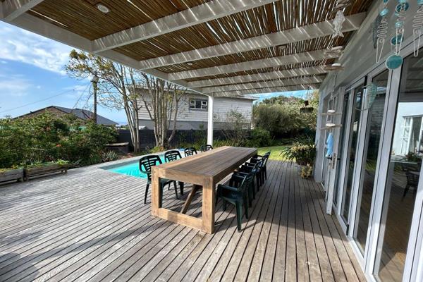 Holiday rental - dec jan - 8 sleeper with pool close to central and robberg beaches

4 ...