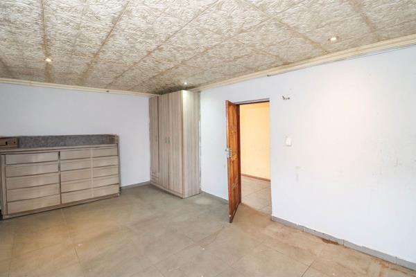 A nice bachelor with own shower,toilet and kitchenette situated on the ground floor in a very safe block of flats close to all modes of ...