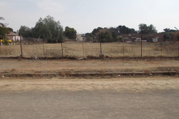 This Large, 1725 m2 Level vacant stand is Big enough to build two dwellings on it!
Close to SAPS from a Security point of view and down ...