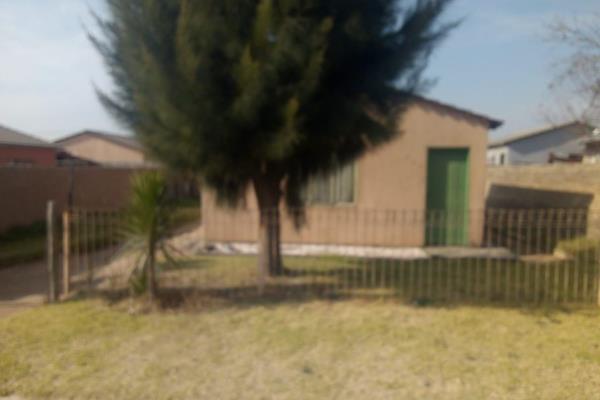 This starter home is located in John Dube with 2 bedrooms, open plan lounge and kitchen.