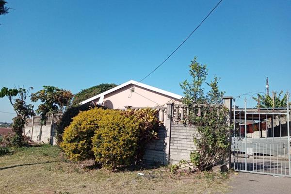 3 Bedroom House For Sale In Savannah Park!!

This property comprises of 3 bedrooms, 1 bathroom, kitchen and lounge. 
There is a ...