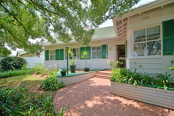 This charming home close to Sandton Sports Club has a delightful ambience. The property has three bedrooms and two bathrooms (main en ...