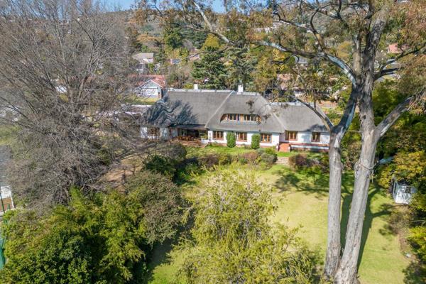 Well positioned, large North facing family home under thatch on 3326 sq meters of land, overlooking the Golf Course in ...