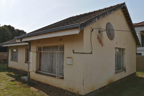 3 Bedroom house with bathroom.
Kitchen, lounge and dining room.
Fenced with big yard.
Pre-paid Electricity.

Tzaneen Properties ...