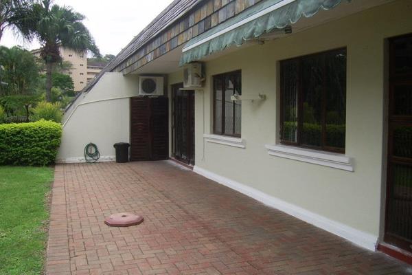 This simplex garden apartment is situated in a sought-after complex in central Umgeni Park. Open plan living area leads onto spacious ...