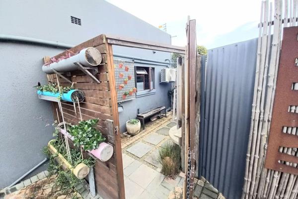 This comfy bachelor bedroom garden cottage is situated on a property in Pringle Road, with 2 other rental units. This cottage is close ...