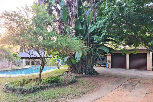 Amazing Property For Sale.

Situated Close to Nelspruit on the Cairn Road.

3 Houses, 1 Large Flat and other buildings.

House 1 
4 ...