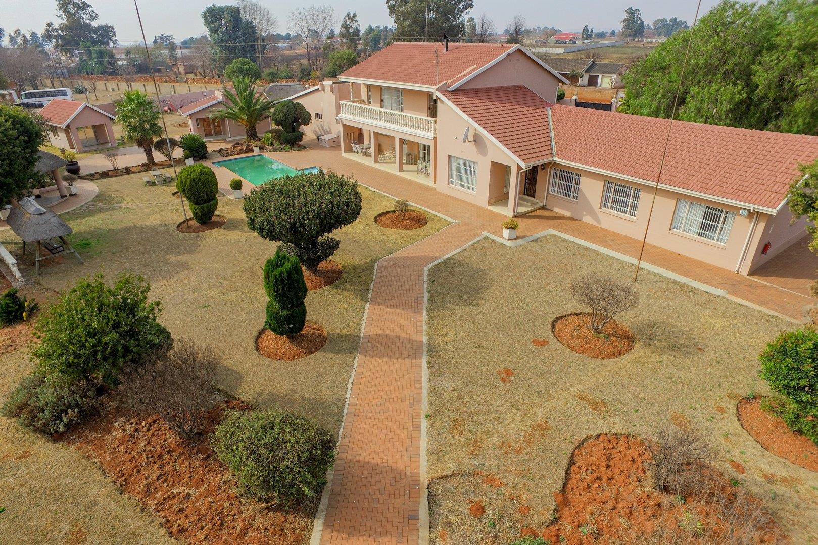 7 Bedroom House for sale in Zuurbekom 3rd 258 Street P24113122673