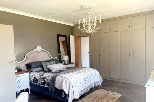 This ideal property lies comfortably between the small town of Meyerton and Risiville, only 60 km from Johannesburg.
This family home ...