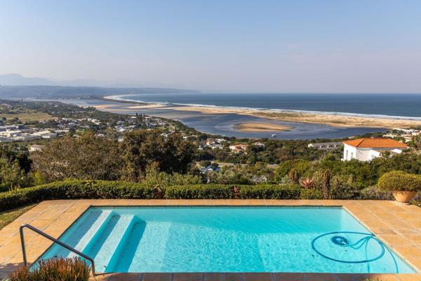 5 Bedrooms - Sleeps 10

Experience unforgettable views from this spacious and relaxed ...