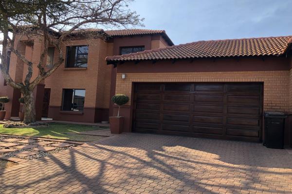 Modern stunning Face brick home at Midstream Hill Estate
Offers the following 
4 bedroom 
1 down stairs 
Open lounge
Dining ...