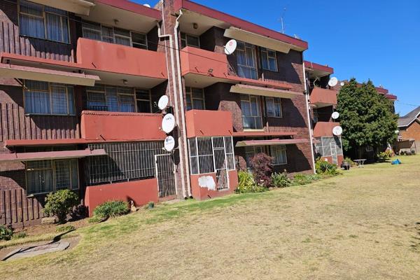 Lovely ground floor unit in a well looked after security complex in a popular area of Vanderbijlpark close to all amenities.

2 ...