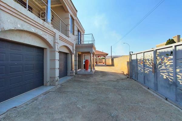 This house has 6 bedrooms 3 bathrooms with a dinning, lounge  formal lounge,kitchen ...