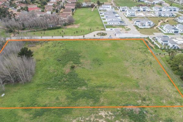 This prime, pretty much, last piece of vacant land bordering the popular Heritage Park ...