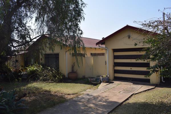 Stand size: 1031m&#178;

This property is situated in an established suburb of Witbank Ext 10. 

Looking to be close to everything? ...